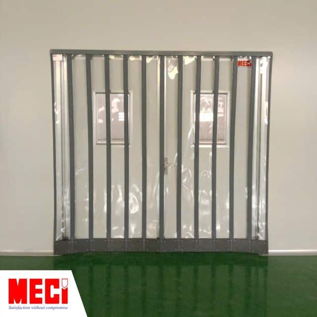 Rèm nhựa nam châm trong suốt tại cửa đóng mở của nhà máy.