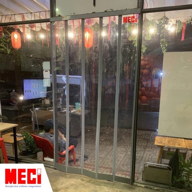 Rèm nhựa nam châm ngăn tại lối ra vào chính của một quán ăn
