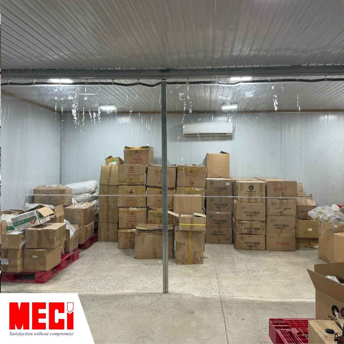 Rèm nhựa ngăn lạnh có logo MECI trên rèm