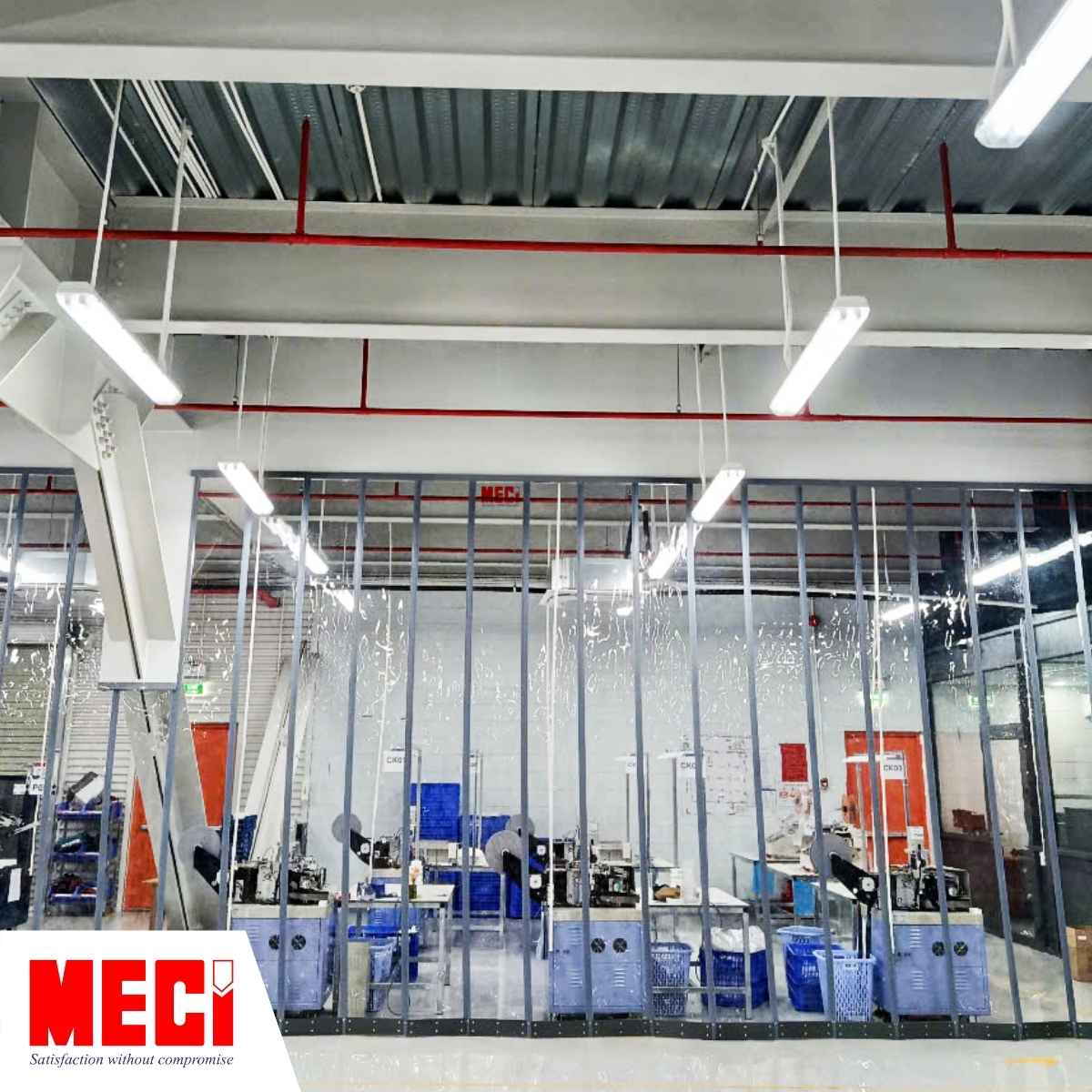 Rèm nhựa nam châm có logo MECI trên thân rèm