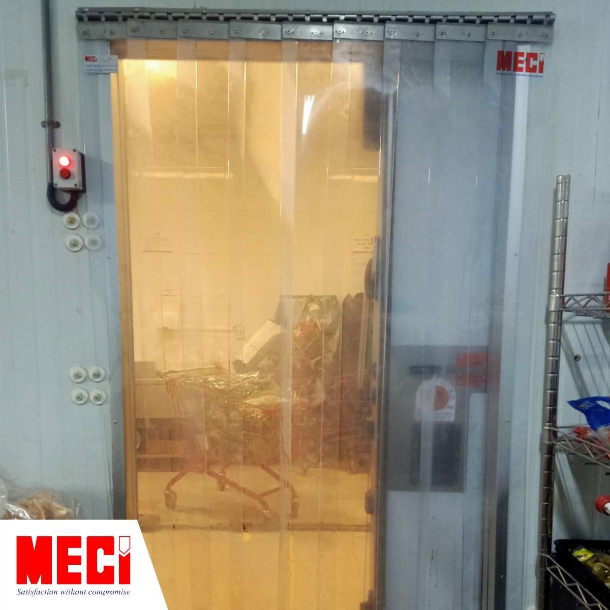 Rèm nhựa ngăn lạnh có logo MECI trên rèm