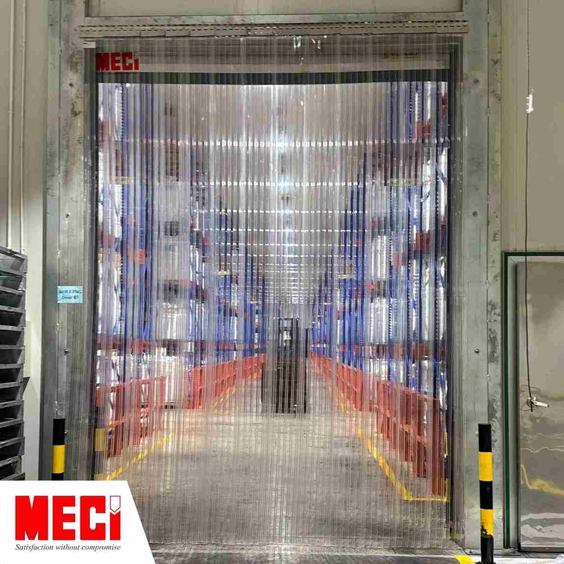 Rèm nhựa ngăn lạnh có logo MECI trên rèm