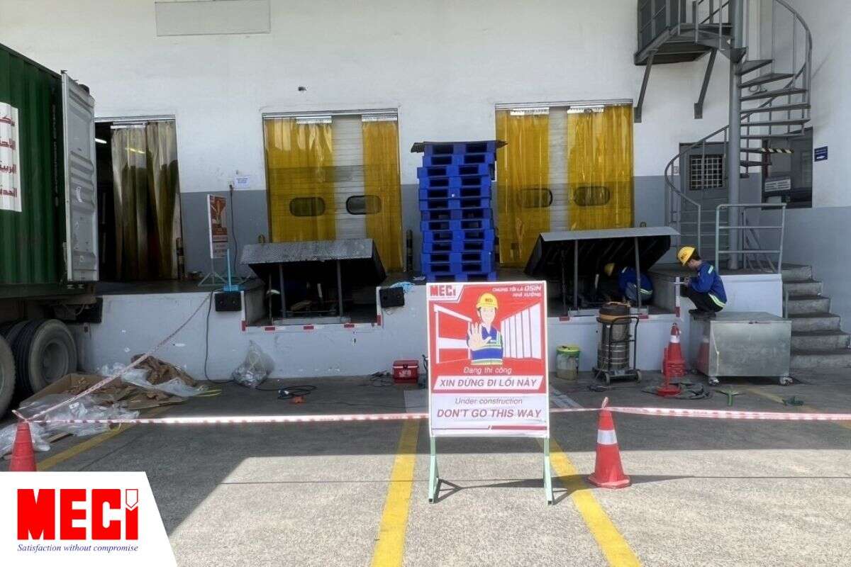 Đội ngũ MECI đang thực hiện kiểm tra, bảo dưỡng Loading Bay