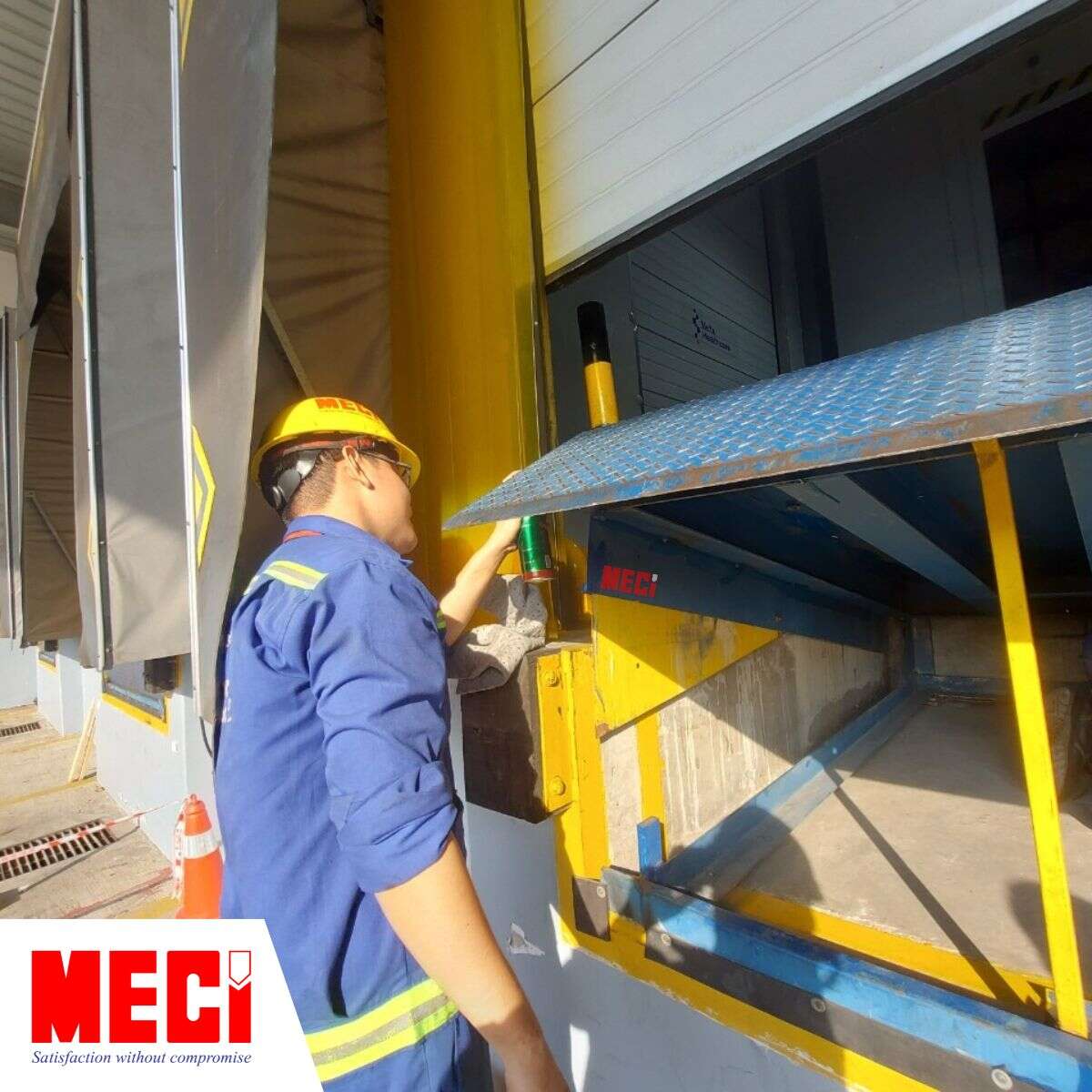 Kỹ thuật MECI đang bảo dưỡng sàn nâng thủy lực