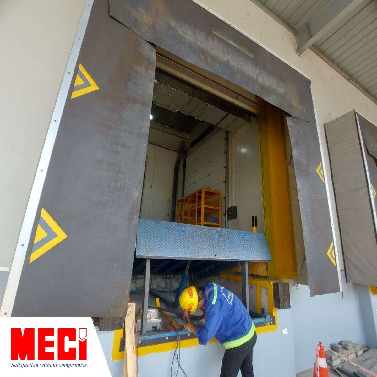 Kỹ thuật MECI đang bảo dưỡng thiết bị tại Loading Dock