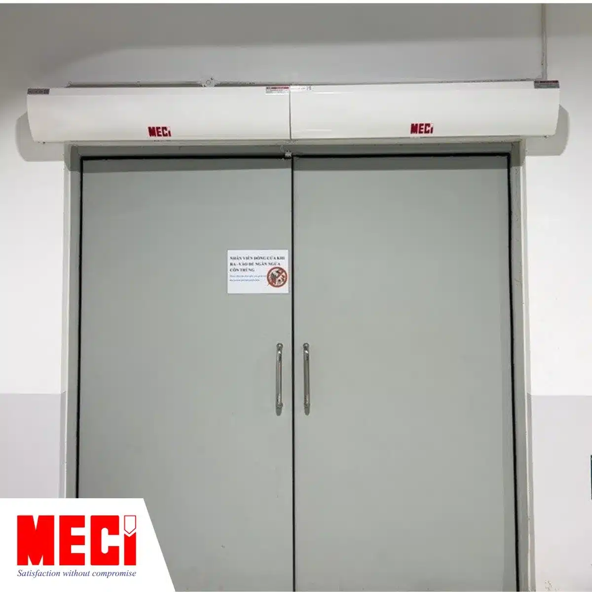 Hai quạt cắt gió tại cửa đóng mở bản lề