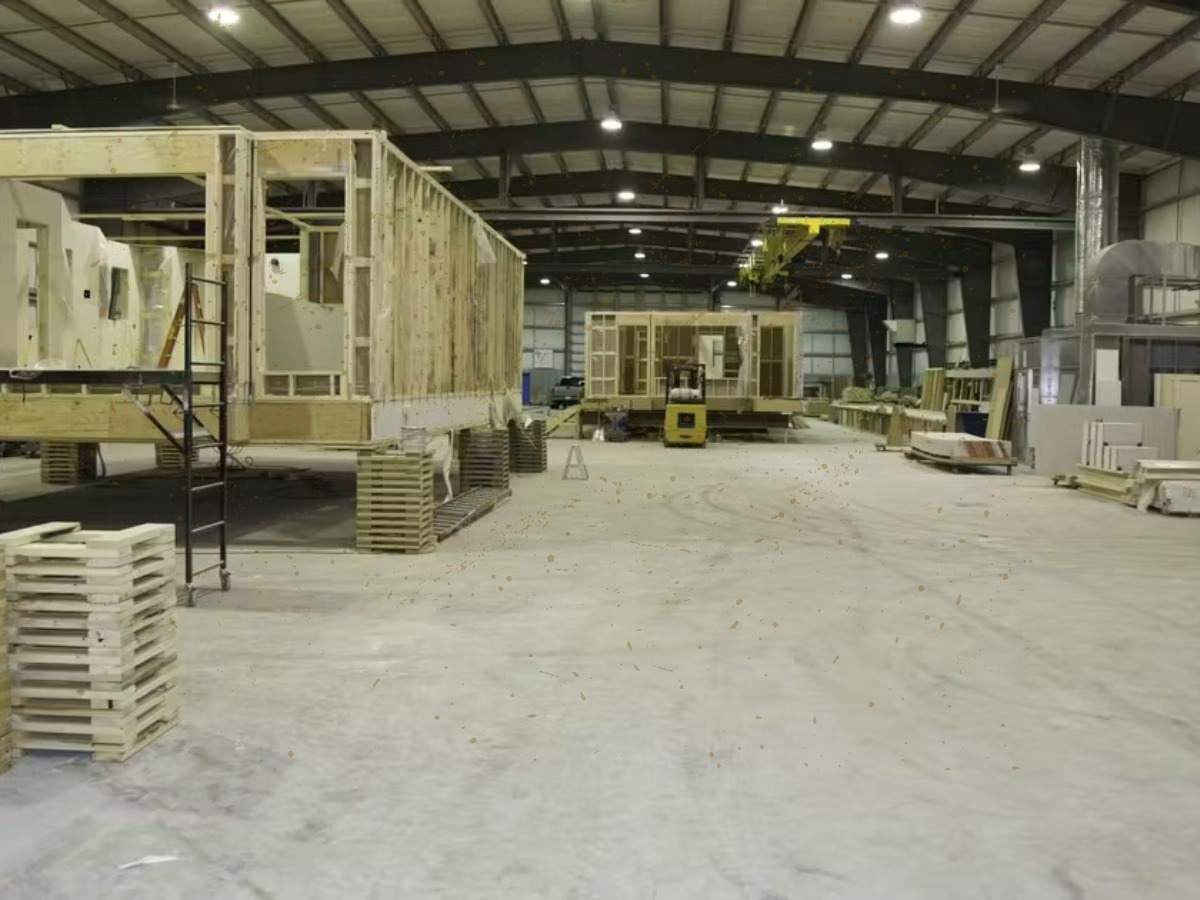 khung cảnh bên trong nhà máy gỗ, có nhiều hạt bụi gỗ lơ lửng trong không khí