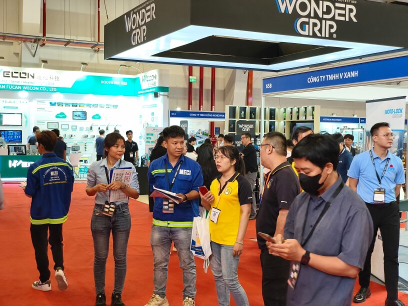 Nhân viên MECI Việt Nam đang tư vấn cho khách hàng quan tâm