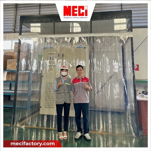 Nhân viên MECI đứng cạnh khách hàng sau khi nghiệm thu sản phẩm rèm nhựa PVC