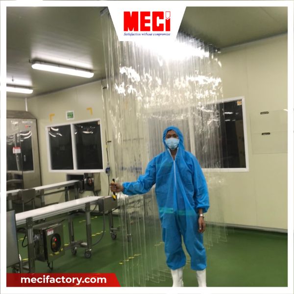 nhân viên MECI đứng cạnh rèm nhựa pvc nhà máy sản xuất thực phẩm