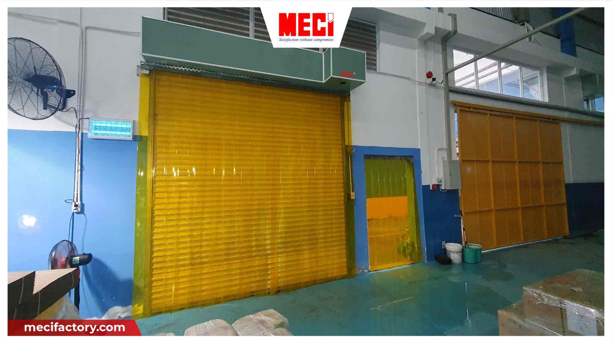 2 rèm nhựa pvc màu vàng che kín lối vận chuyển hàng và lối di chuyển nội bộ.