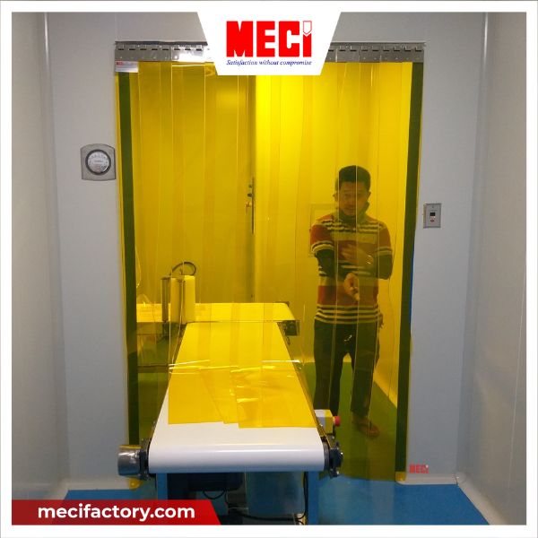 Người đàn ông đang kiểm tra rèm nhựa PVC MECI màu vàng trong nhà máy dược phẩm