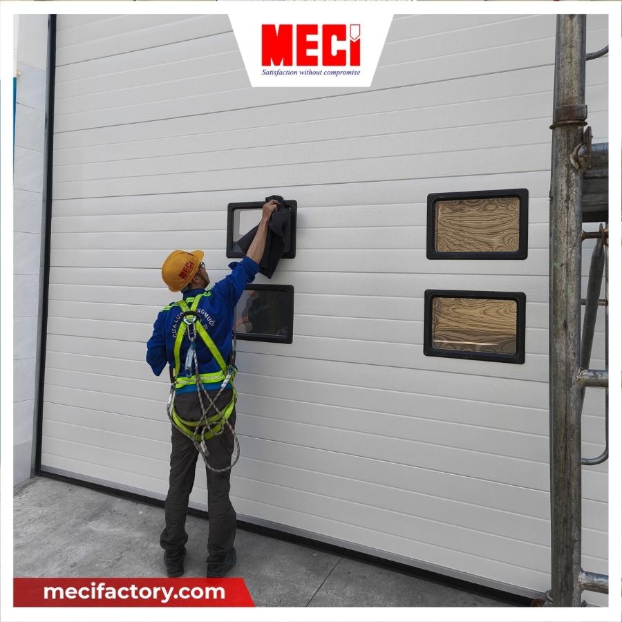 Kỹ thuật MECI đang vệ sinh thân cửa trượt trần