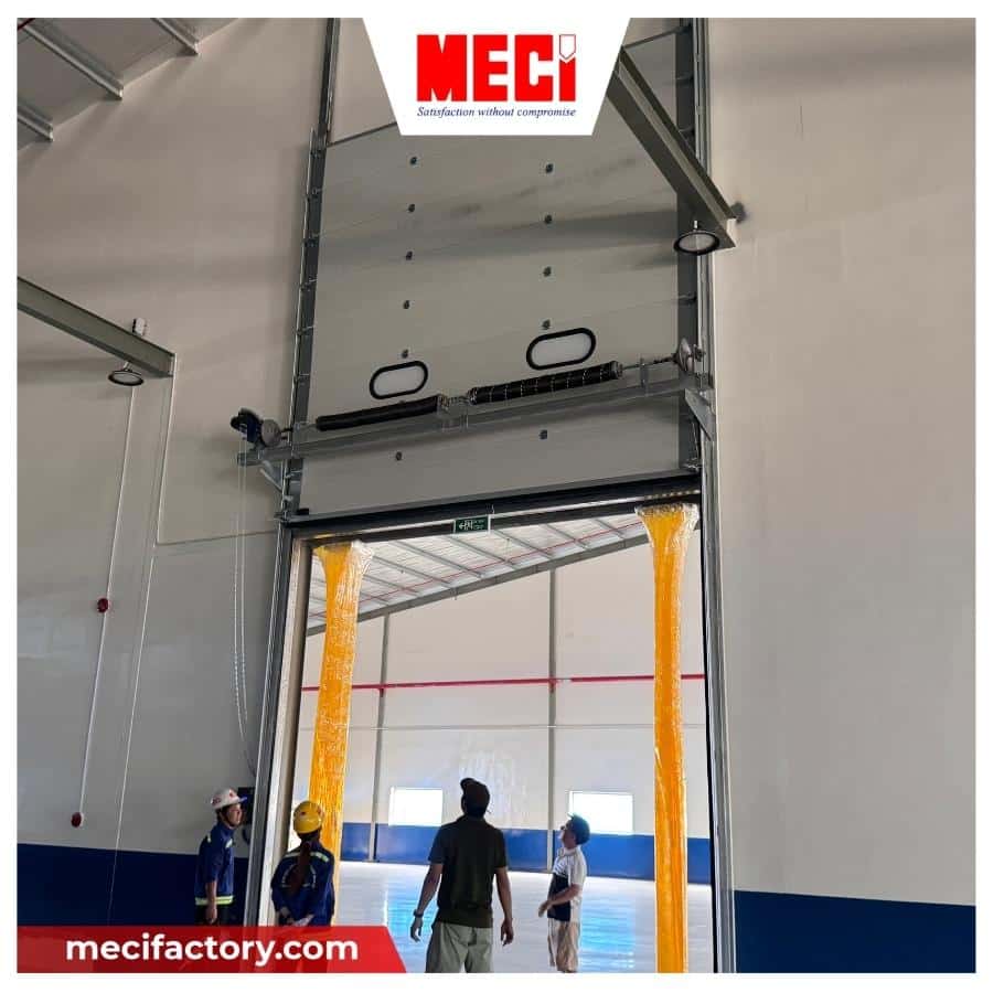kỹ thuật MECI và khách hàng đang nhìn cửa trượt trần đã hoàn thiện