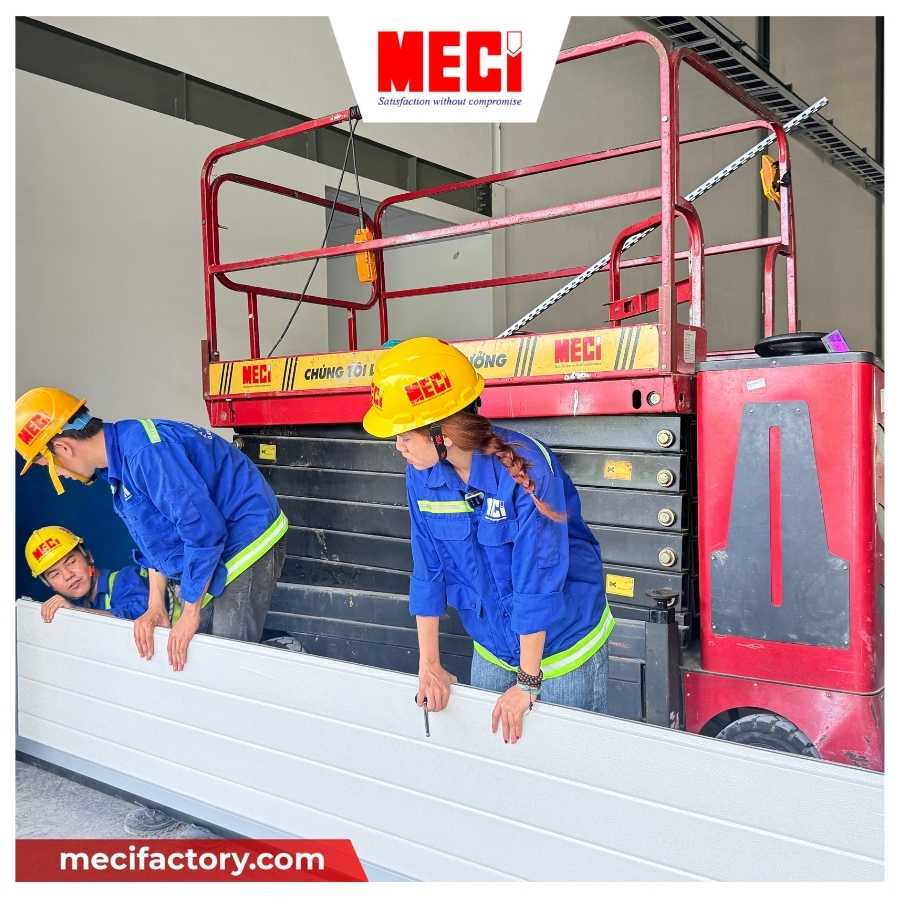 Nhân viên kỹ thuật MECI đang lắp đặt cửa trượt trần