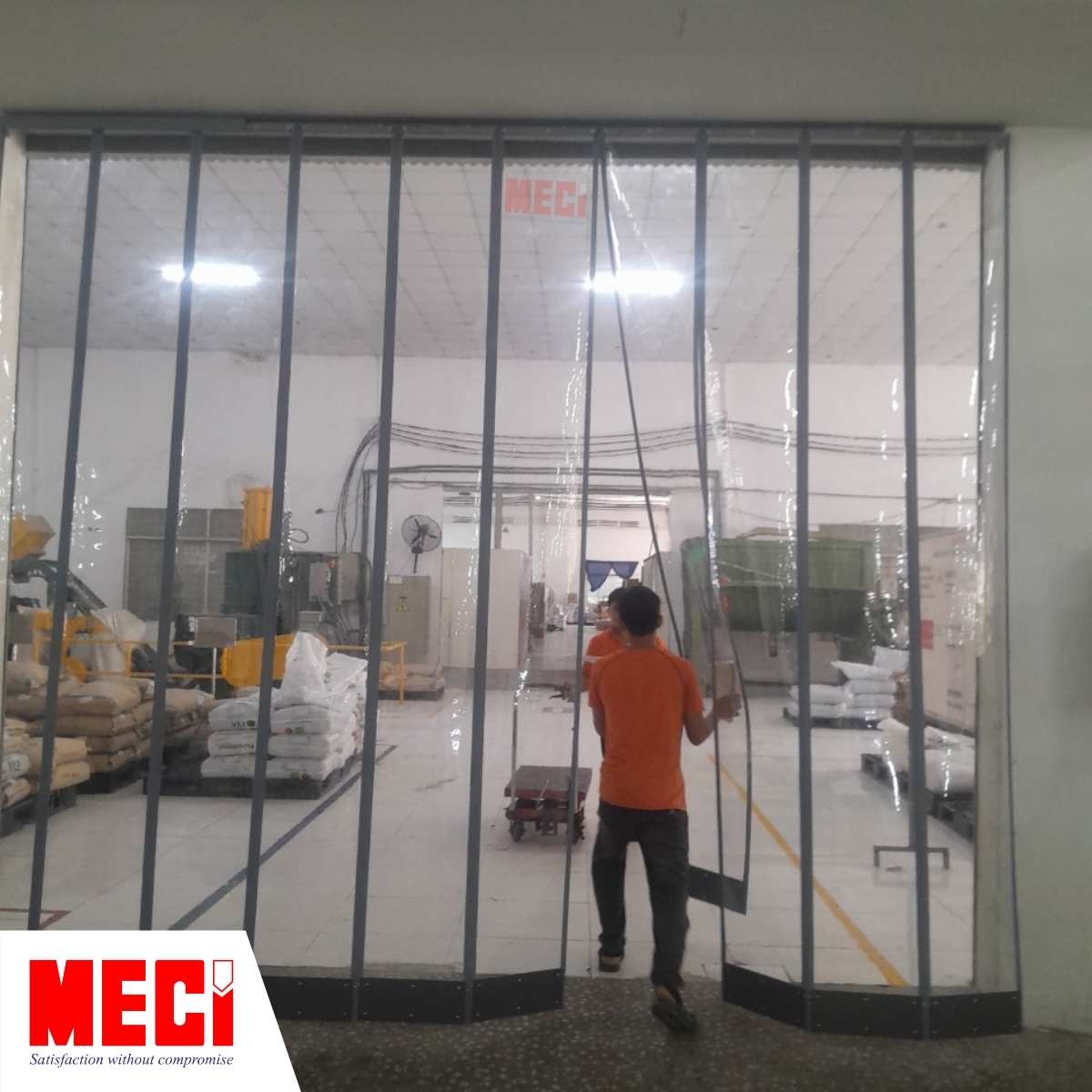 Rèm nhựa nam châm kín khít, chỉ hở khoảng nhỏ cho người di chuyển