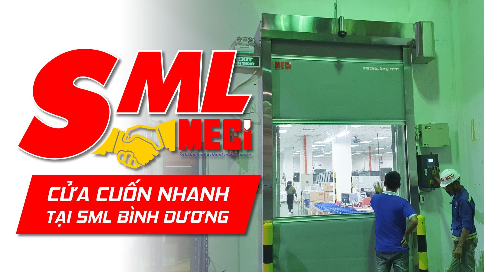 bên trái là hai người đang nhìn chiếc cửa cuốn nhanh màu xám , bên phải là text "Cửa cuốn nhanh tại SML Bình Dương" cùng với logo MECI và logo công ty SML