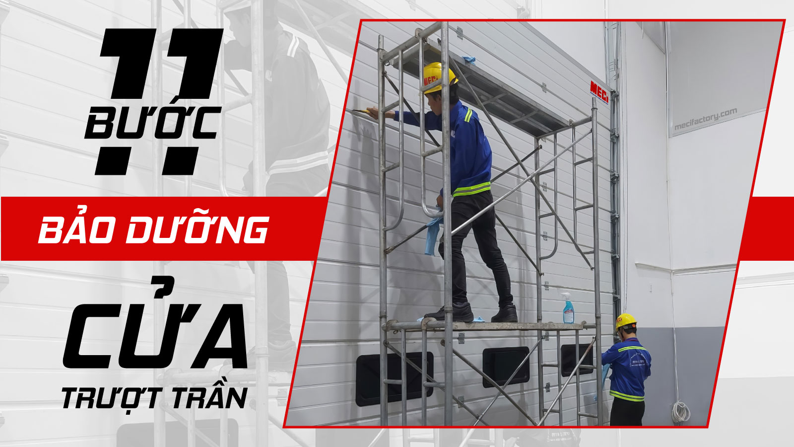 hình ảnh một kỹ thuật trên giàn giáo đang bảo dưỡng cửa trượt trần, một người khác đang kiểm tra tủ điều khiển